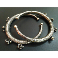 The comes comes in a Pair ( 2 piece ) This elegant oxidised bangle comes in a pair of two, which will definitely be a showstopper thatcan be paired up with any ethnic or Indo western outfit. Wearing bangles will accentuate anyoutfit you want to rock as a hippie or boho. It can be a perfect gift for your loved ones who loveto accessorise and play around with fun outfits. Buy this fantastic oxidised bangles Indianjewellery and get an assured gift on every purchase. Oxidised jewellery is cost-effic