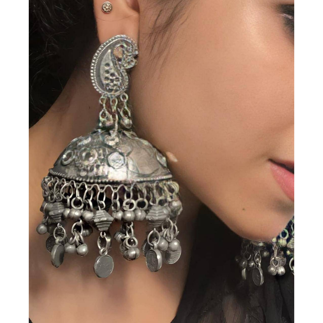 Beautiful traditional jhumka with mirror work on it. We made it very lightweight so u can carry it all day. At vastrabhushan everything we do, we believe in enhancing the pure elegance, we believe in bringing the style and excellence in jewellery. we create jewellery which catches the eye, attention and changes the trend of fashion jewellery.