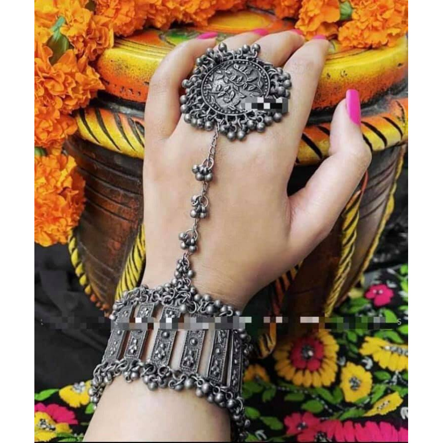 Shop this unique antique looking set handcrafted with love by the experienced craftsmen just for you. you can pair the set with ethnic attire as well as casual to have a statement fusion look.This set of 6 includes Long with pendant, earrings, nose pin, pair of bangle, toe ring and Ring. Premium quality