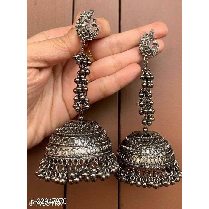 Silver jewelry has always been a great companion for white ethnics, and we are sure our Mirror Silver Oxidised gungroo jhumkis is all you will need to complete your looks. Appealing pair of earrings dressed with dreamy gungroo by the edge of jhumki dome and intricate floral detailing. A funky pair of earrings that adds a story to your look.