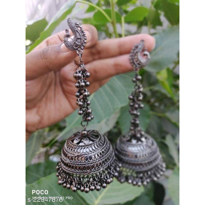 Silver jewelry has always been a great companion for white ethnics, and we are sure our Mirror Silver Oxidised gungroo jhumkis is all you will need to complete your looks. Appealing pair of earrings dressed with dreamy gungroo by the edge of jhumki dome and intricate floral detailing. A funky pair of earrings that adds a story to your look.