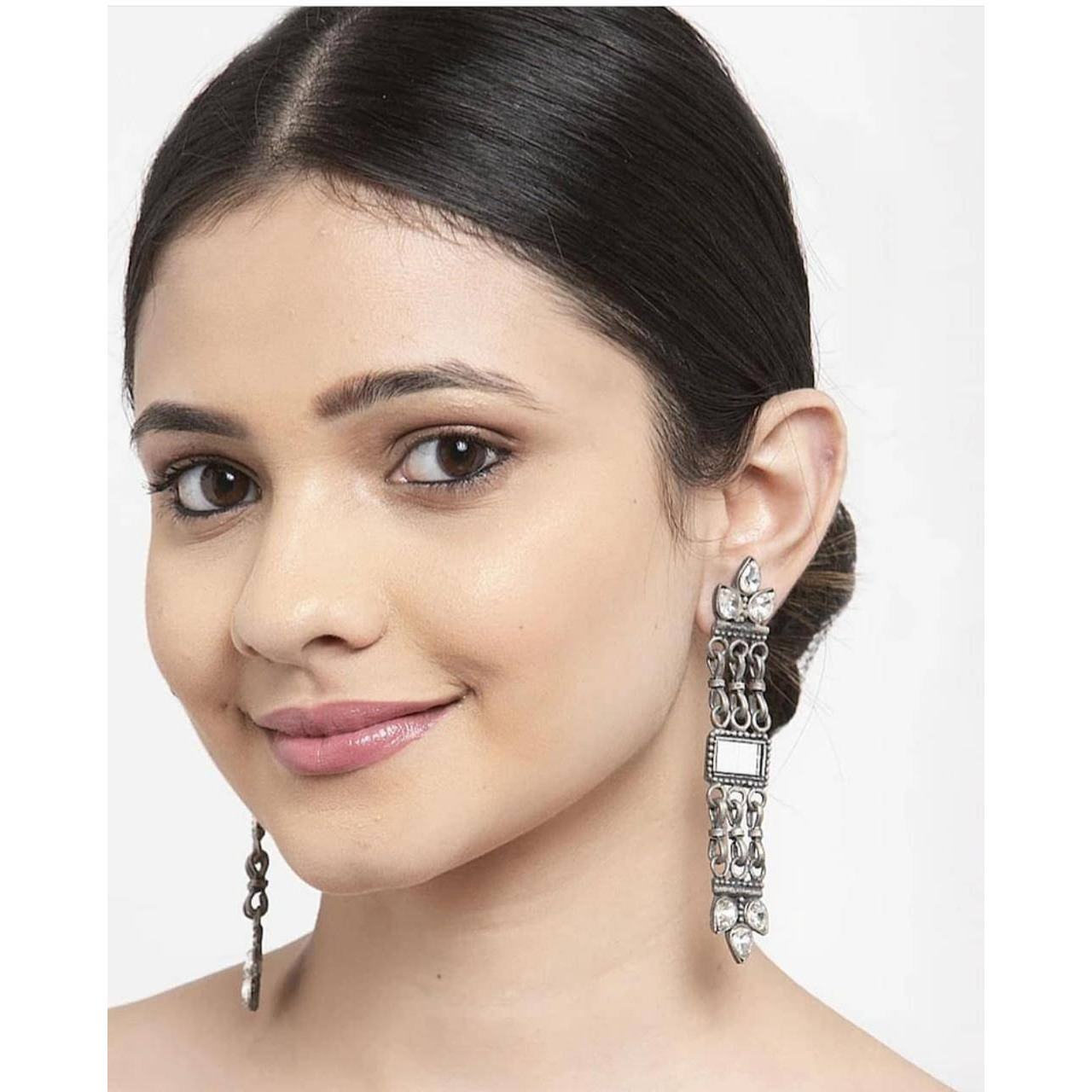 Adorn your daily attire with ethnicity & add glam to your personality with this high-qualityhandcrafted  shell earrings. Compliment your outfit with this set of Indian jewelleryon any given day and dazzle people with your elegant aura. You????????ll be sure to receivecompliments when you wear this exquisite piece of german jewellery. Pair it up with any attire& make sure to brighten up your outfit on any given day. You can also put on this set with semi-formal attire to make you feel the best ve