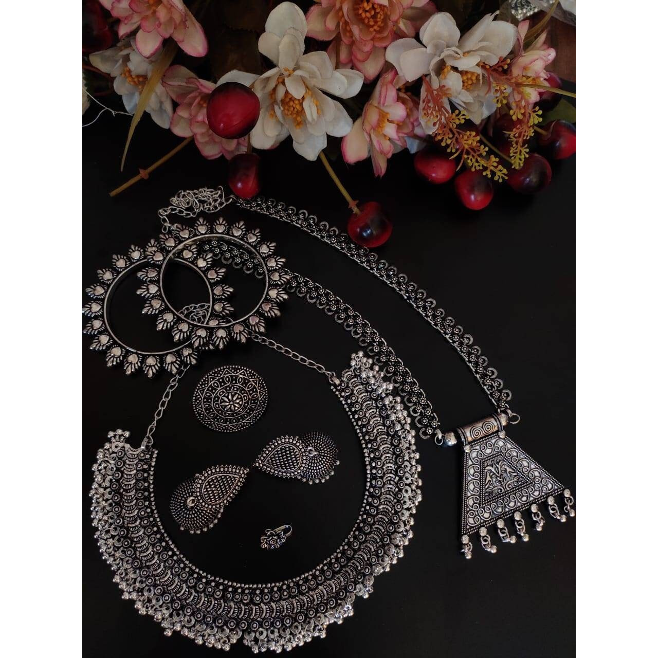 This beauty set of 6 includes long necklace, short necklace, ring, nose pin, bracelet and pair of earrings. Shop this unique antique looking set handcrafted with love by the experienced craftsmen just for you. you can pair the set with ethnic attire as well as casual to have a statement fusion look.Premium quality!!