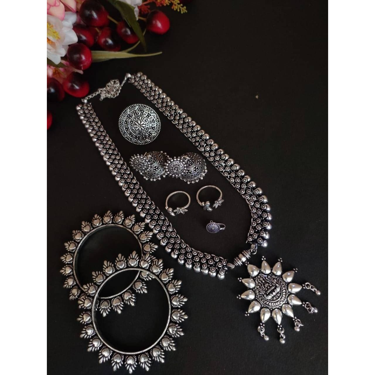 Recreating the opulence in the form of this grand necklace set. It captures intricate floral motifs and ghungroos that come together to form this masterpiece. The beauty lies in the intricate floral motifs and perky ghungroos that adds drama to the overall look. Style this up with your silk sarees or straight kurtas for an impactful look!