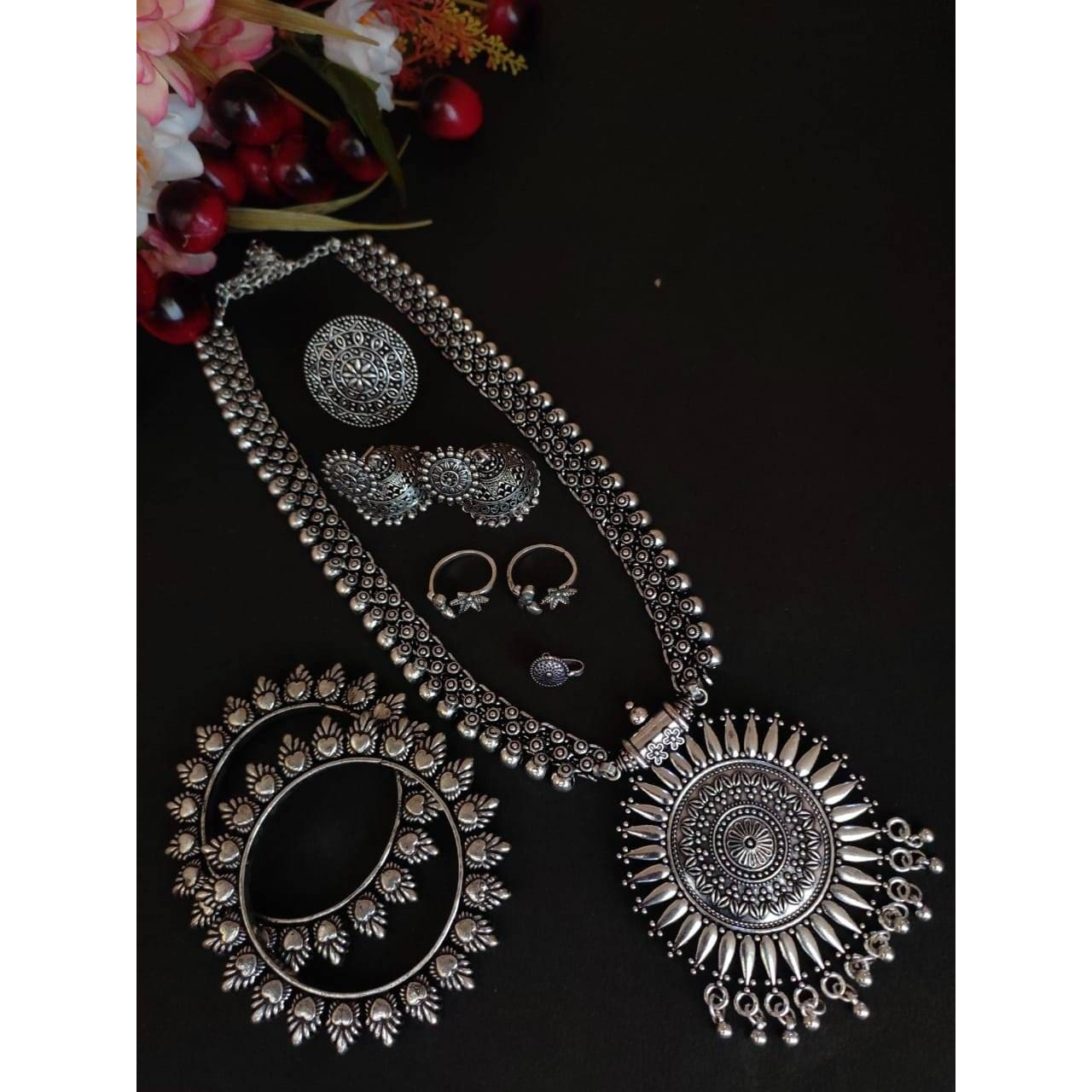 Recreating the opulence in the form of this grand necklace set. It captures intricate floral motifs and ghungroos that come together to form this masterpiece. The beauty lies in the intricate floral motifs and perky ghungroos that adds drama to the overall look. Style this up with your silk sarees or straight kurtas for an impactful look!