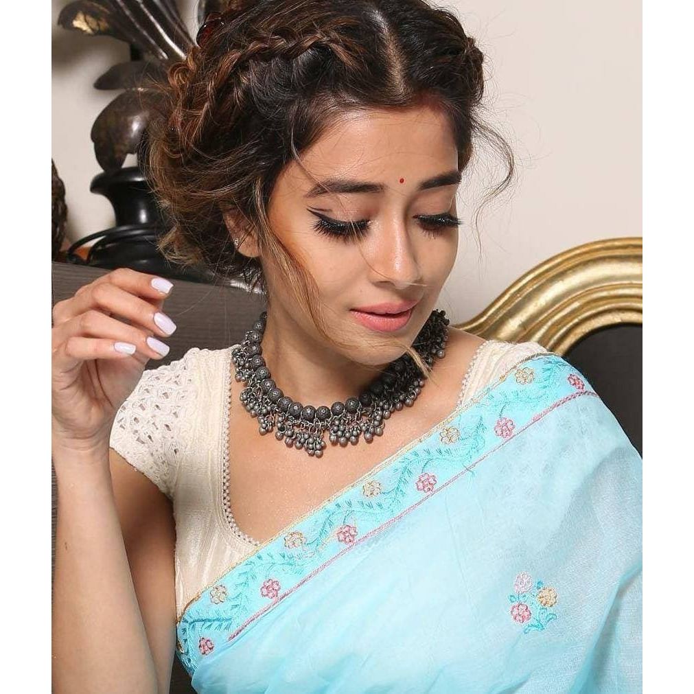 This beautiful oxidized set of 6 has a big long Haram necklace with a silver chain necklace, pair of jhumka earrings, a ring,4 pcs of Bangles, and a nose pin.Grab this beautiful set with any of the ethnic/ Indo western outfit and look unique in the crowd.Premium quality set!!