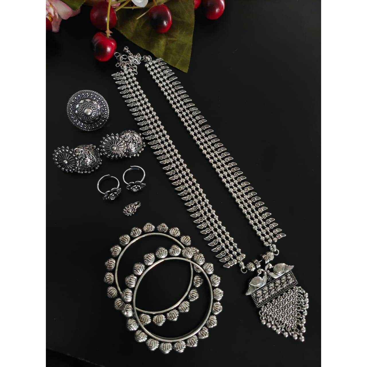 Rejoice the beauty of contemporary oxidised choker necklace that????has cluster bead????work which gives it more statement look. Style it up with sarees, denims, dresses on any party ,dinner, office party, festival .