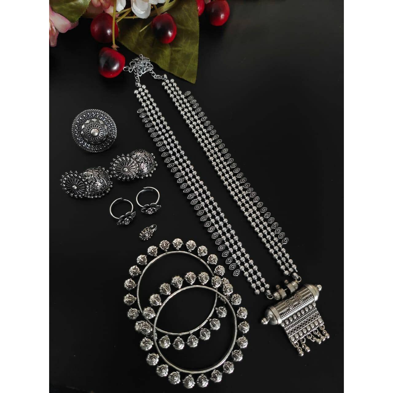 Rejoice the beauty of contemporary oxidised choker necklace that????has cluster bead????work which gives it more statement look. Style it up with sarees, denims, dresses on any party ,dinner, office party, festival .