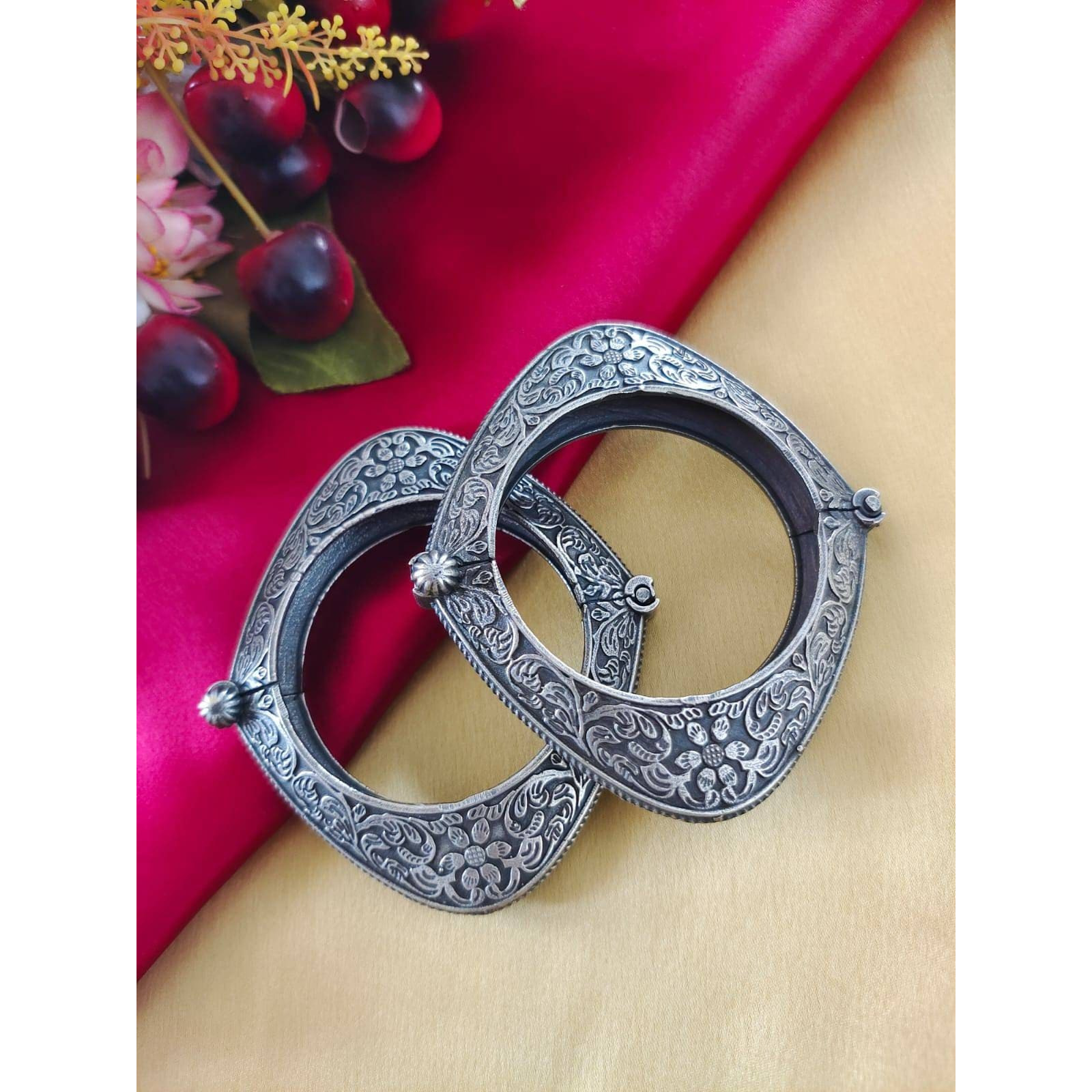 This beautiful set of 6 has a big long oxidized Haram necklace with a choker silver necklace, pair of jhumka earrings, a ring,pair of bangles, and a nose pin.Grab this beautiful set with any of the ethnic/ Indo western outfit and look unique in the crowdPremium quality set!!