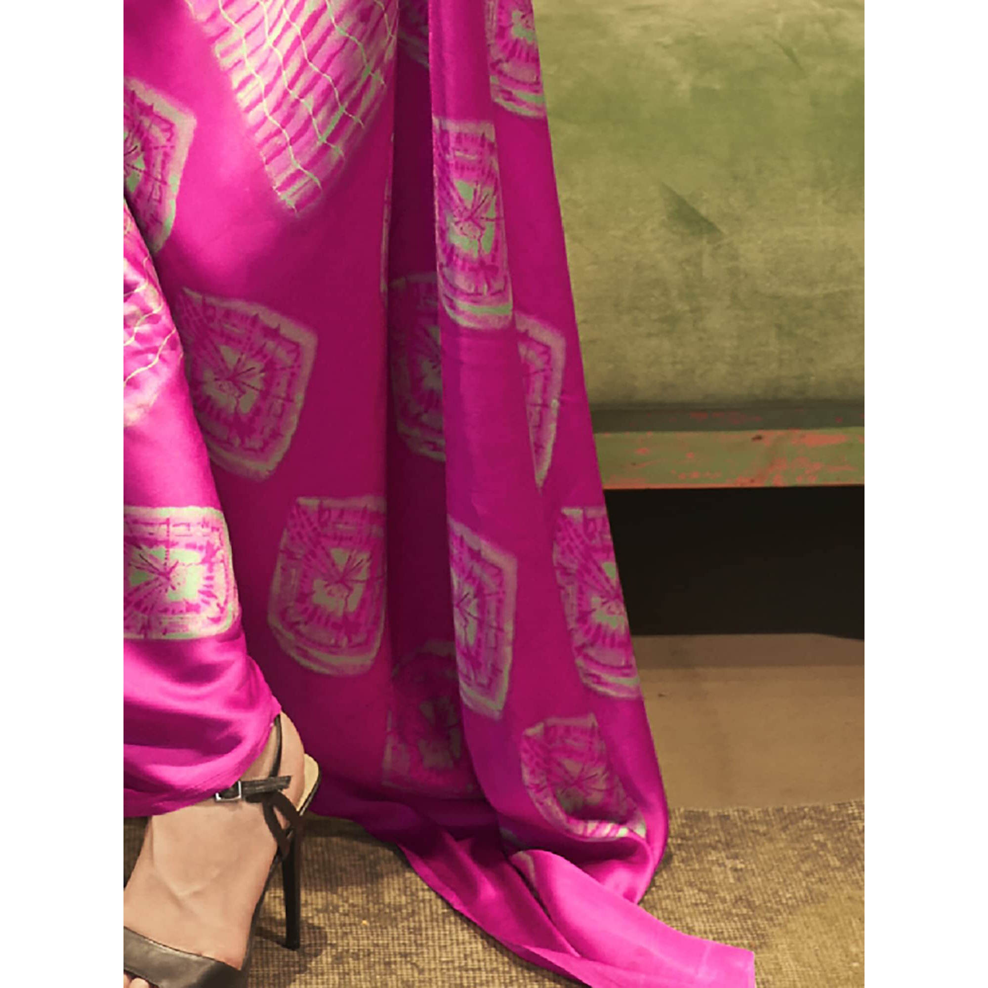 AKHILAM Womens Tie and Dye Crepe Printed Saree With Unstitched Blouse Piece (Pink_KLZE246014_RJ)