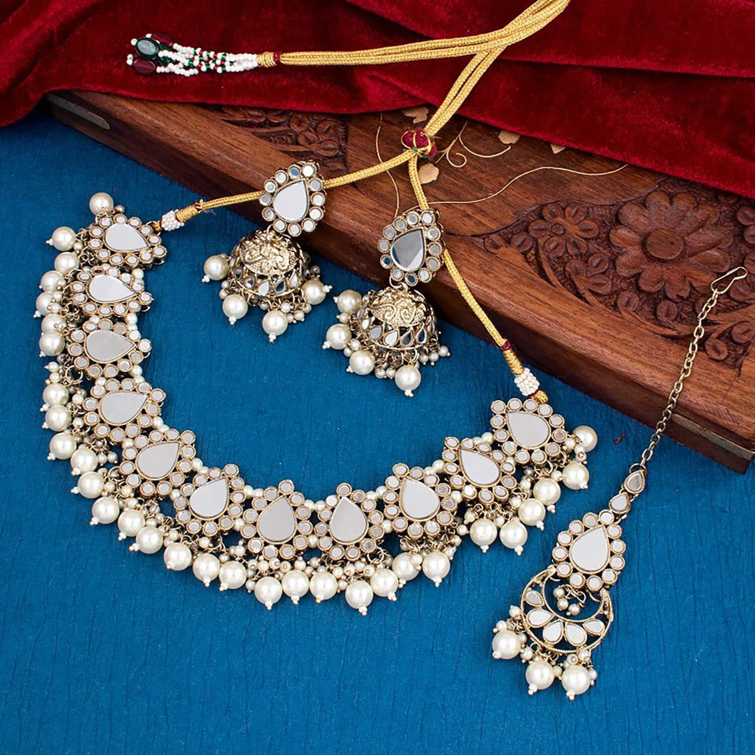 Sukkhi Eye-Catching Gold Plated Collar Necklace Set For Women (Ns101623)