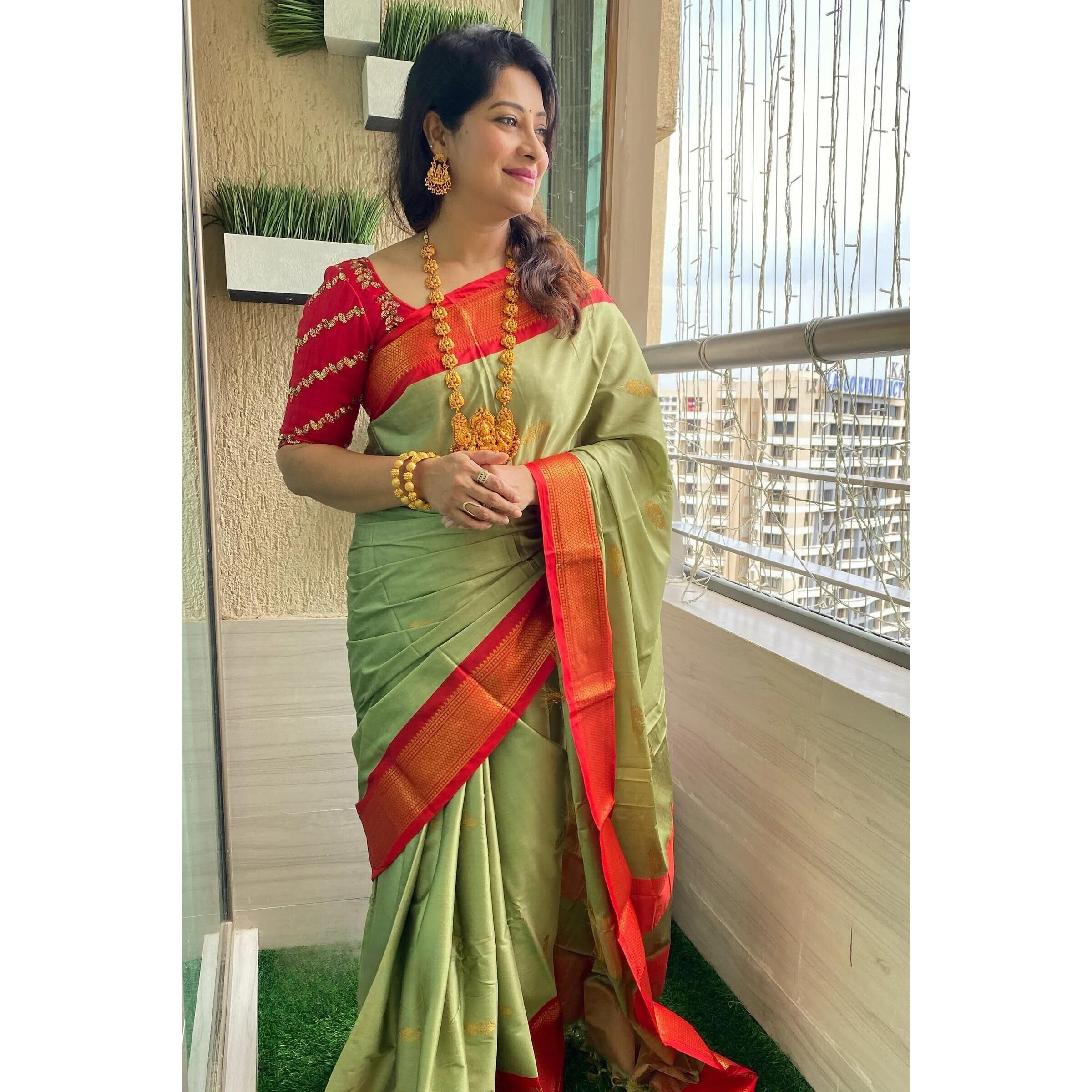 SGF11 Womens Kanjivaram Soft Lichi Silk Saree With Blouse Piece (Light Green Red)