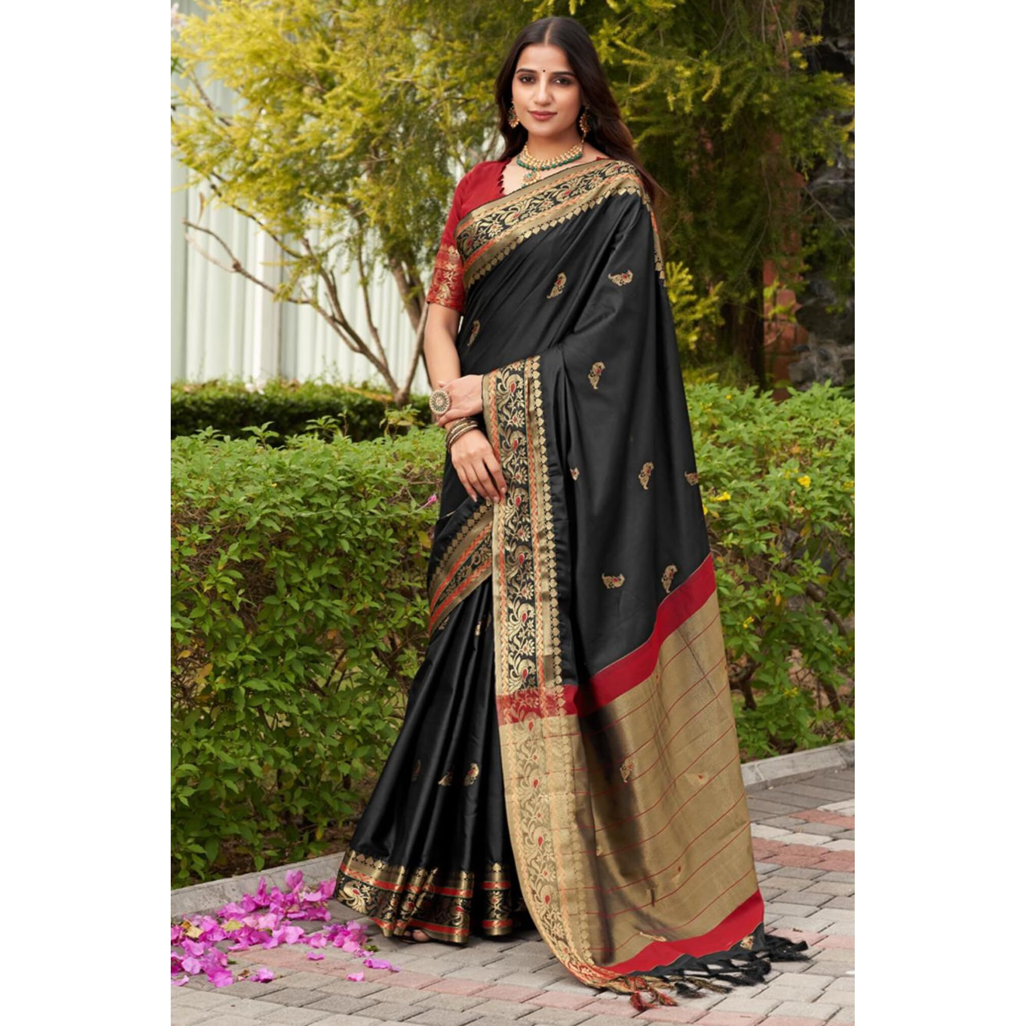 SGF11 Womens Kanjivaram Soft Lichi Silk Saree With Blouse Piece (Black)