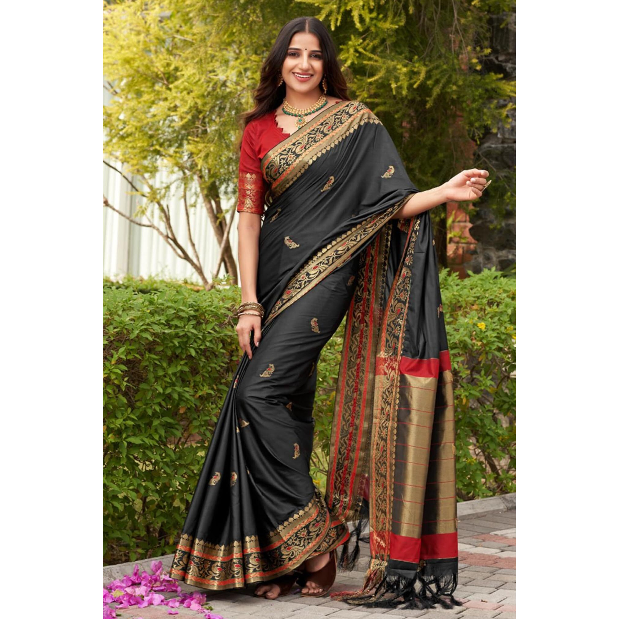 SGF11 Womens Kanjivaram Soft Lichi Silk Saree With Blouse Piece (Black)