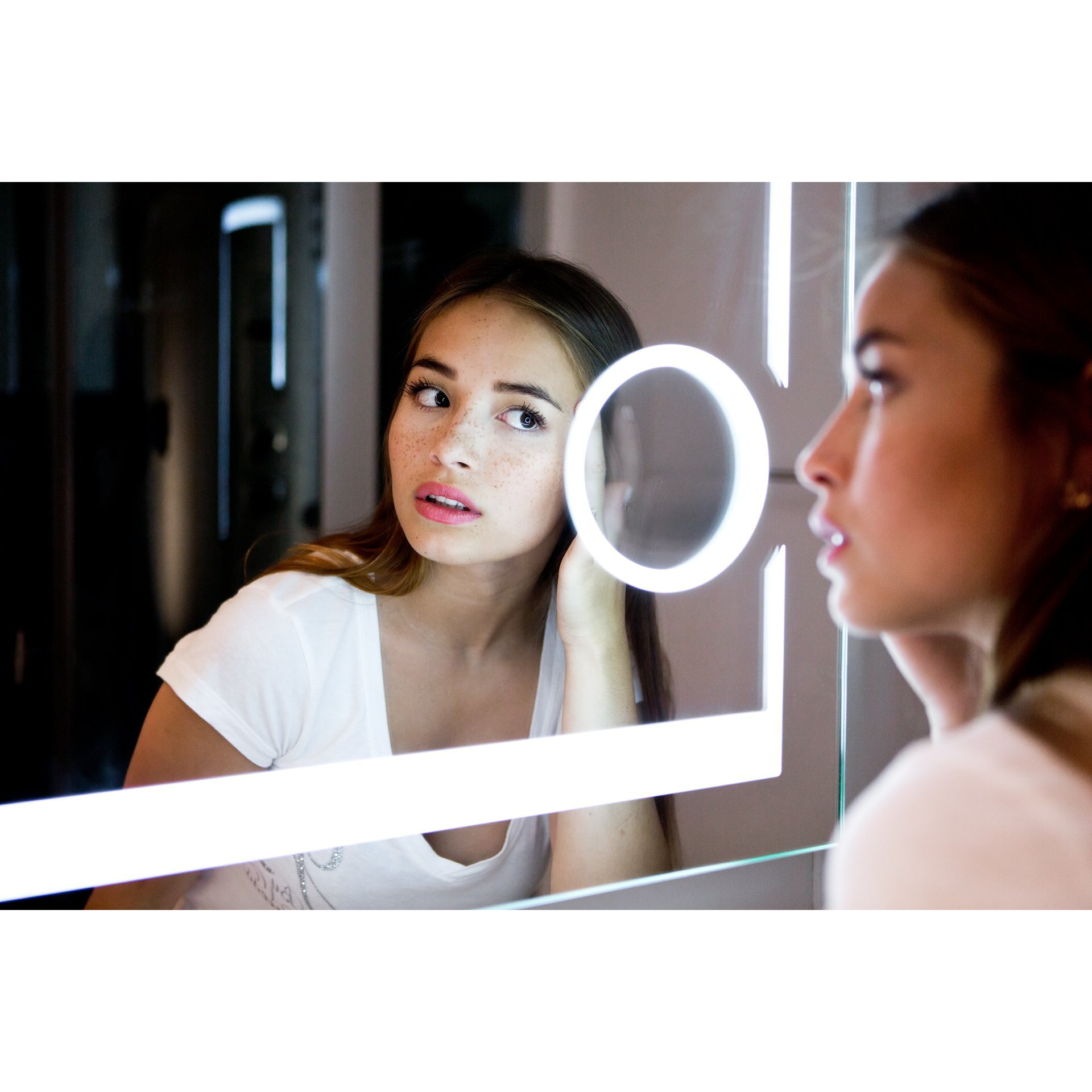 Paris Mirror AURO24323000 24 x 32 in Aurora Illuminated LED Mirror with 3000K